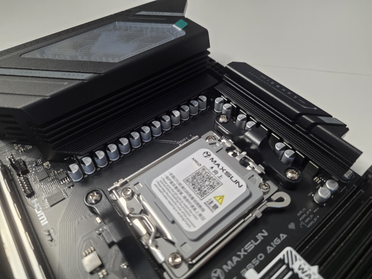 Az AM5 processzorfoglalatot 16+2+1 fázisú VRM veszi körül. Az 50 amperes DrMOS egységekre épülő tápellátás a nagy teljesítményű Ryzen processzorok számára is megfelelő tartalékot ígér.