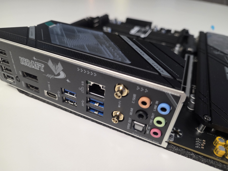 Az 5 gigabites Ethernet, a Wi-Fi 7 és az öt 10 Gbps-os USB-port jól mutatja, hogy a Maxsun a csatlakozók terén sem spórolt. A hátlapi I/O-panel ebben az ársávban a jobban felszerelt modellek közé emeli az alaplapot.