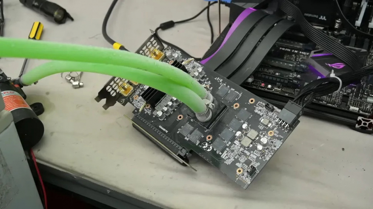 Közvetlenül a GPU-ra engedték a vizet, 28 fokos lett az RTX 2060 Super kép