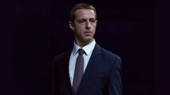 Jeremy Strong mindent megtett, hogy magára vehesse Zuckerberg bőrgúnyáját kép