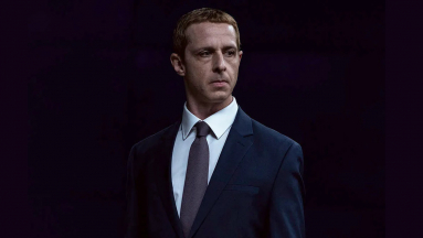 Jeremy Strong mindent megtett, hogy magára vehesse Zuckerberg bőrgúnyáját kép