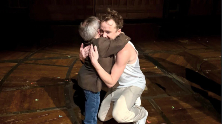 Tom Felton majdnem elsírta magát Warwick Davis miatt a színpadon, Draco Malfoy és Flitwick professzor újra találkozott bevezetőkép