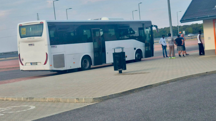 Bevándorlókra gyanakodott Gulyás Virág, nagyon megrémült ettől, a buszon valójában ösztöndíjas diákok ültek bevezetőkép