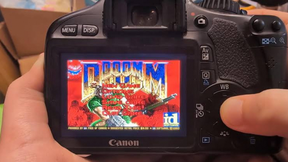 Már egy 16 éves Canon fényképezőgépen is tökéletesen fut a Doom kép