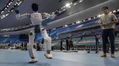 A fél világ azon röhög, ahogy kompetitív robotok a falnak rohannak kép