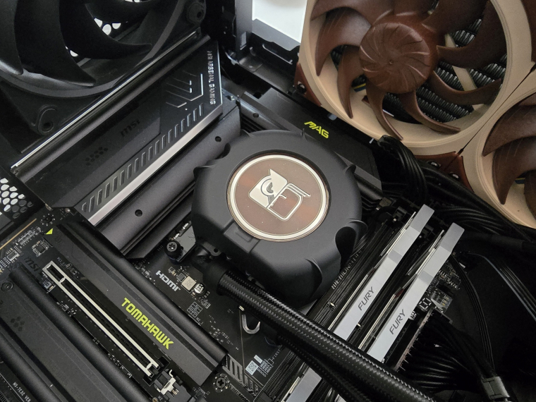 A Noctua telepítési útmutatója a CPU-blokk tájolása mellett a radiátor és a ventilátorok ajánlott, illetve kerülendő elhelyezéseit is külön jelöli. Az előírások követése a megfelelő felfekvés, a biztonságos folyadékkeringés és az alacsony zajszint szempontjából egyaránt fontos, ne vedd fél vállról.