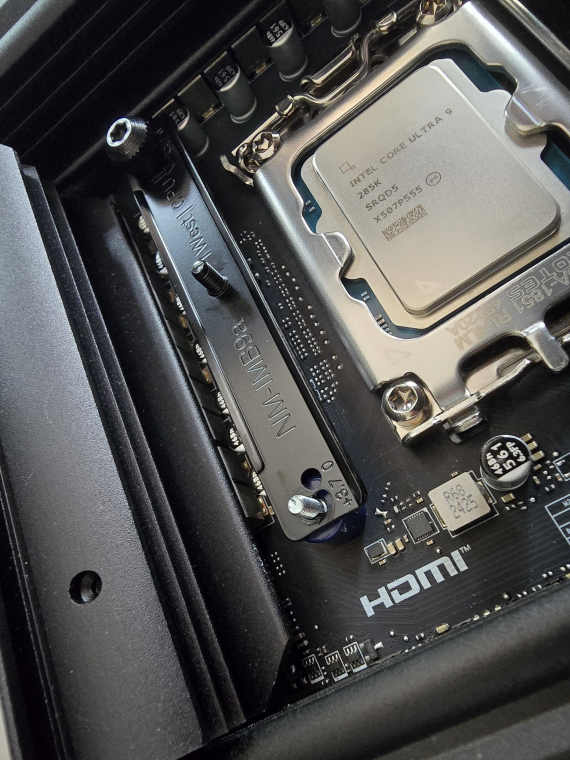Az LGA1851-es SecuFirm2+ keret offset pozícióban a processzor legnagyobb hőterhelésű területe felé tolja a hűtőblokkot. Ez a 20 és 24 magos Core Ultra modelleknél a Noctua mérései szerint 2-4 °C-kal is csökkentheti a processzormagok hőmérsékletét.