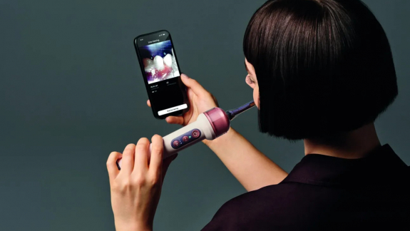 190 ezer forintért jön a Dyson kamerás fogkeféje, ami fogselymez is helyettünk kép