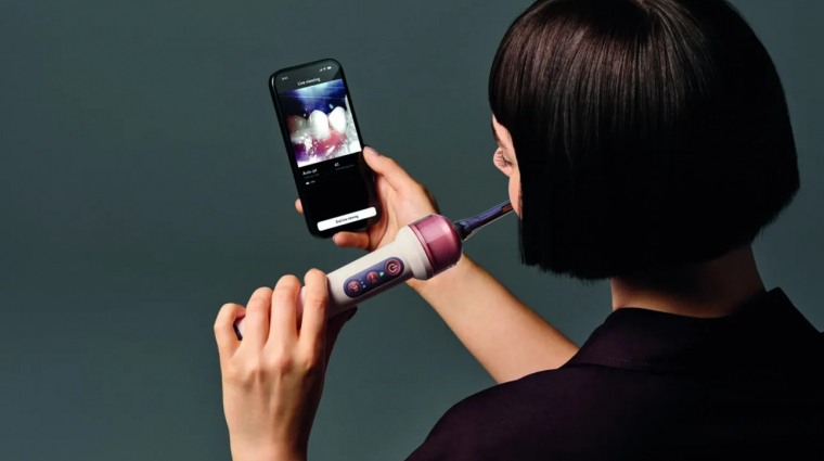 190 ezer forintért jön a Dyson kamerás fogkeféje, ami fogselymez is helyettünk kép