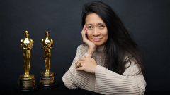 „Nem kéne leírni olyan sztorikat, amiket nem tartunk magasművészetnek” - A nomádok földje és a Hamnet Oscar-díjas rendezője beállt a képregényfilmek mögé kép
