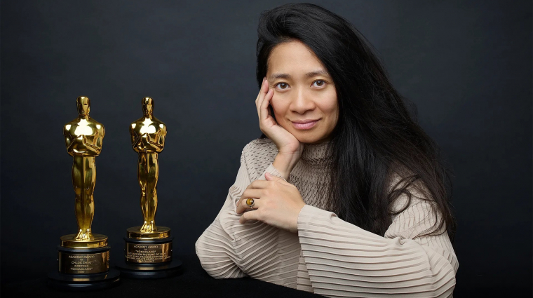 „Nem kéne leírni olyan sztorikat, amiket nem tartunk magasművészetnek” - A nomádok földje és a Hamnet Oscar-díjas rendezője beállt a képregényfilmek mögé bevezetőkép