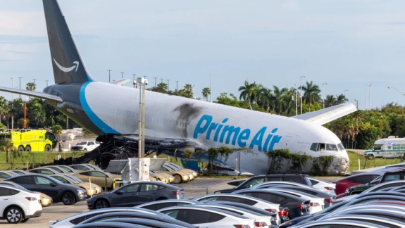 Öten meghaltak, miután az Amazon teherszállító repülője túlfutott a kifutópályán kép