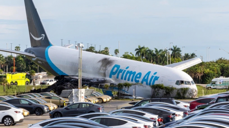 Öten meghaltak, miután az Amazon teherszállító repülője túlfutott a kifutópályán kép