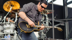 A Breaking Benjamin énekese a koncert közben tartott egy kis szünetet, hogy reklámozza a Fallout 4 modját kép