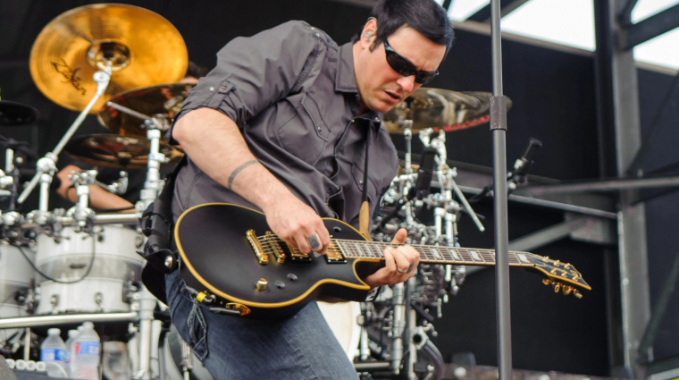 A Breaking Benjamin énekese a koncert közben tartott egy kis szünetet, hogy reklámozza a Fallout 4 modját bevezetőkép