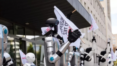 Robotok tüntettek Lengyelországban, hogy ne vegyék el az emberek munkáját kép