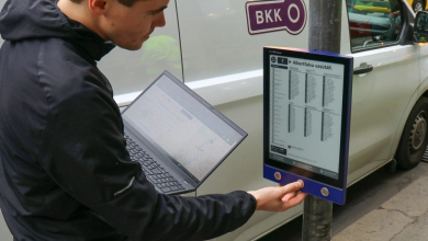 Megérkezett a 21. század a BKK megállóiba: hamarosan e-papírrol olvashatjuk a menetrendet kép