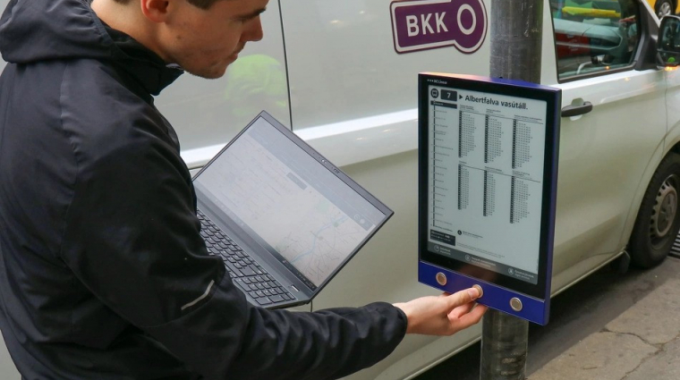 Megérkezett a 21. század a BKK megállóiba: hamarosan e-papírrol olvashatjuk a menetrendet kép