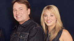„Ez volt életem egyik legrosszabb napja” - Kaley Cuoco könnyes szemmel emlékezik vissza arra, mikor 54 éves korában meghalt a tévés apukája, John Ritter kép