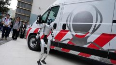 Japánban kifejlesztettek egy mentőautót, ami emberek megmentése helyett robotokat javít meg kép