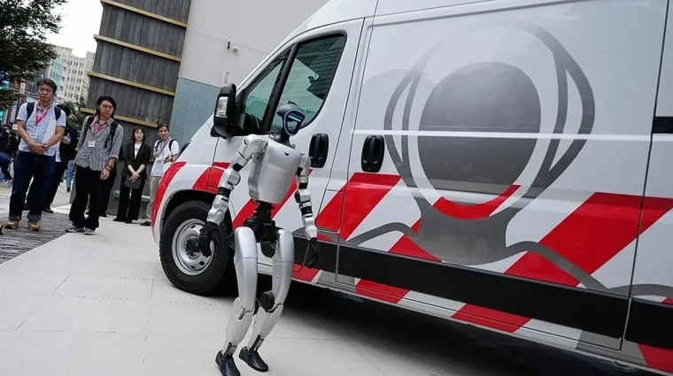 Japánban kifejlesztettek egy mentőautót, ami emberek megmentése helyett robotokat javít meg kép