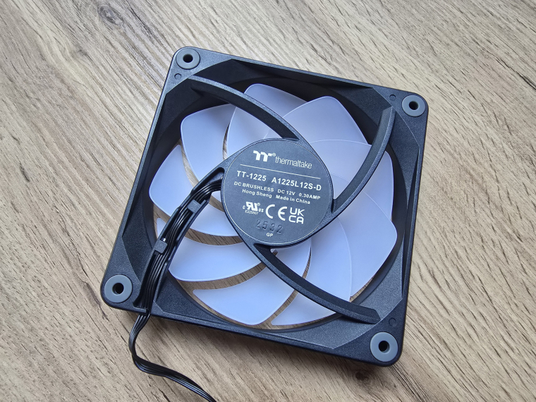 A toronyhűtő alapja annyira komplex, hogy elegendő egy darab ventilátor az Astria 400 átszellőztetésére. Alapjáraton nem hallani a működését, hosszan tartó nagyfokú CPU-terhelésnél azért megjön a hangja.