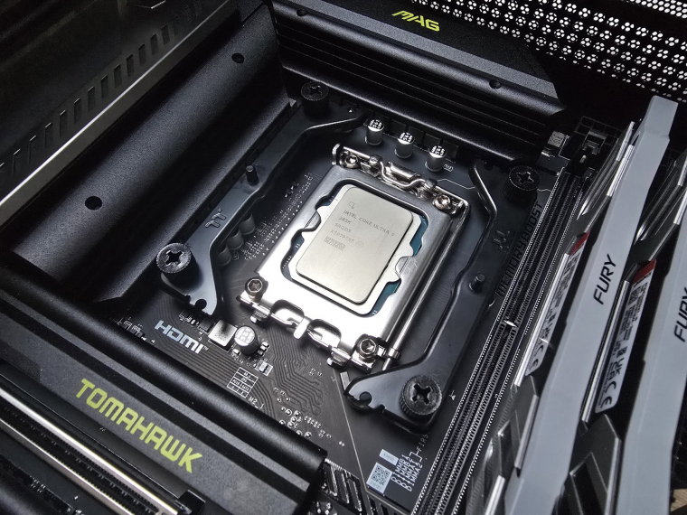 Az Intel-alapú tesztkonfigurációnkban a megszokott szerelési folyamatot kell itt is követni. Rögzítő támaszték az alaplap másik felére, majd egy-egy távtartó a négy lyukba, és két lefogatókonzol a toronyhűtőnek. Semmivel sem nehezebb szerelni, mint a versenytársak megoldásait.
