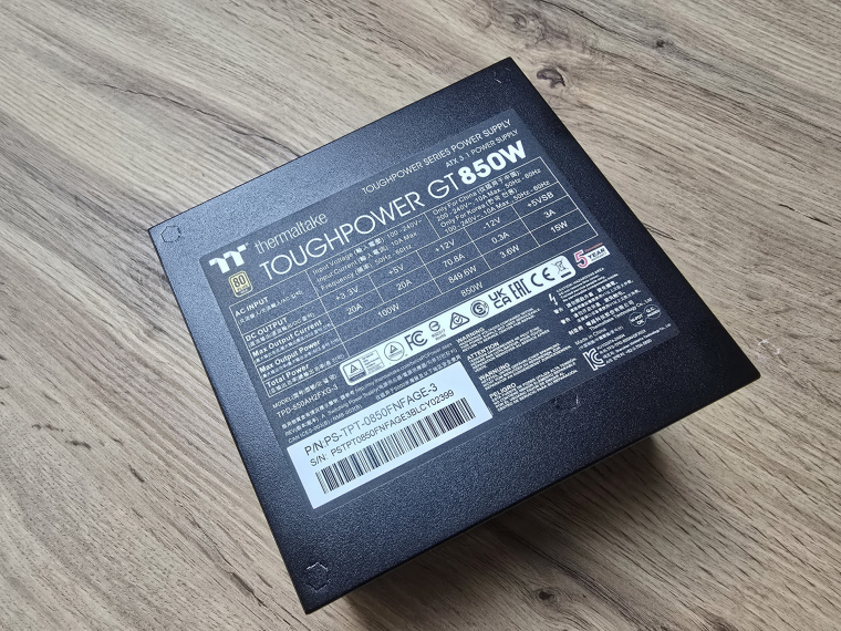 Csak szerény, Thermaltake módra. Két apró logóból derül ki, hogy garantált a 80Plus Gold hatásfokgörbe, illetve 5 év garanciával számolhatsz. Előbbire visszatérve, 50%-os terhelésnél akár 93% körüli hatásfokra képes a Toughpower.