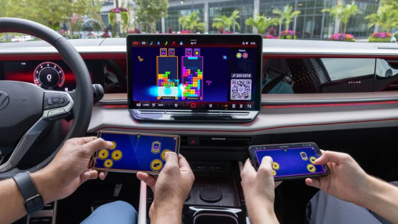 Tetris és Pac-Man is költözik a Volkswagenek fedélzeti kijelzőjére kép