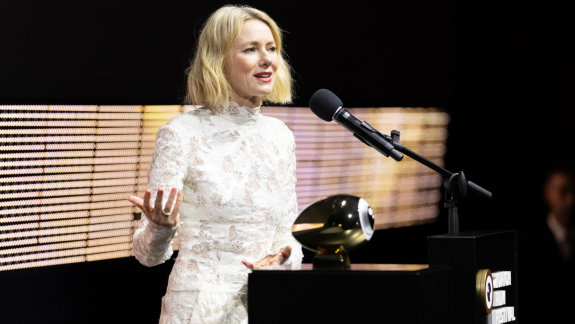 Naomi Watts bevallotta, hogy a karrierje elején „a frászt hozta mindenkire”, de jó oka volt rá kép