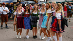 Rövidnadrágot osztogattak a nőknek az Oktoberfesten, olyan sokan fotóztak be a szoknyájuk alá kép
