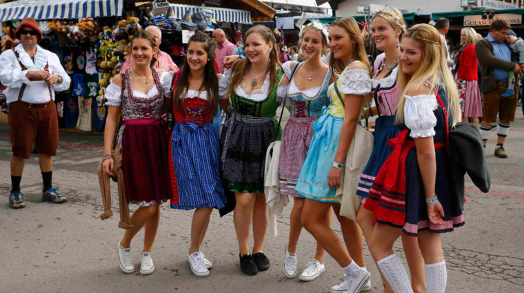 Rövidnadrágot osztogattak a nőknek az Oktoberfesten, olyan sokan fotóztak be a szoknyájuk alá bevezetőkép