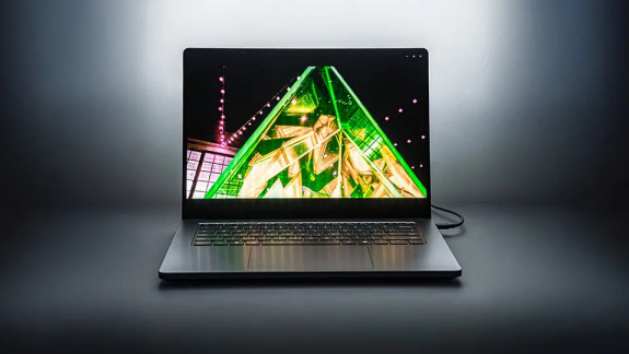 6000 dolláros PC-t, brutális Surface laptopot és okosabb Windowst villantott a Microsoft kép