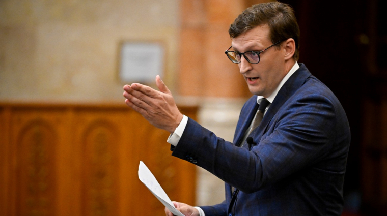 Nem okos dolog az AI segítségével megemlékezni az aradi vértanúkról, tanulhatta meg a Fidesz frakcióvezető-helyettese, de nem ő volt az egyetlen bevezetőkép