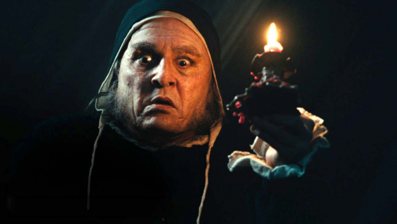 Johnny Depp karácsonyi rémálomba kerül az Ebenezer új, magyar szinkronos előzetesében kép