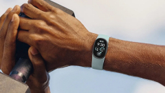 Cserélhető akkumulátorral és OLED-kijelzővel érkezik az új Google Fitbit Edge kép