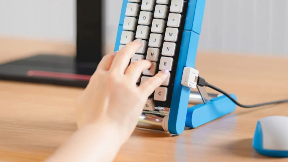 A Google olyan billentyűzetet épített, amelyen futószalagon érkeznek a gombok kép