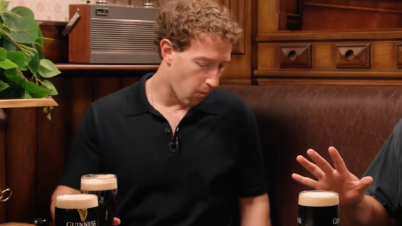 A nap videóján Mark Zuckerberg megpróbál úgy csinálni, mintha nem utálná a Guinesst kép