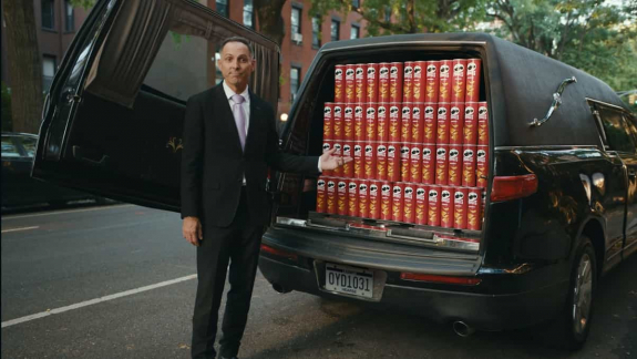 Napi büntetés: 200 évre elegendő chipszet kap, aki belemegy, hogy egy Pringles dobozban temessék el kép