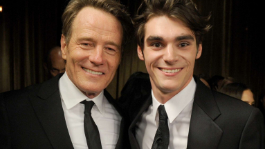 „Hiányozni fogsz, fiam” - Így emlékezett vissza Bryan Cranston a 34 évesen elhunyt RJ Mitte-re, akinek a halála okát is megerősítették közben fókuszban