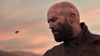 Megérkezett A méhész 2. első kedvcsinálója, melyben Jason Statham ledug egy lángszórót egy fickó torkán, majd azt kéri, ne legyen olyan forrófejű kép