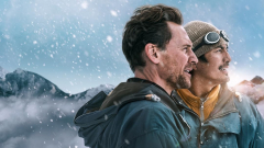 Tom Hiddlestont titkolózni megtanította a Marvel, de az új filmjével tényleg felér a csúcsra kép