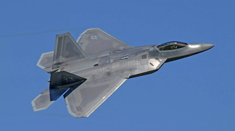 A jövő hadviselése ma: Egy F-22 Raptor pilótája bevetés közben vezérelt harci drónt kép