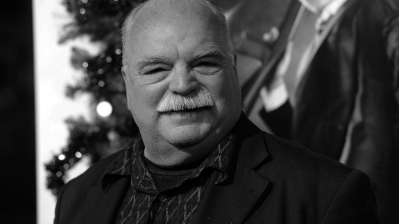 78 éves korában elhunyt Richard Riehle, több mint 400 film és sorozat veterán színésze, akinek ha a nevét nem is, az arcát biztos ismerted kép