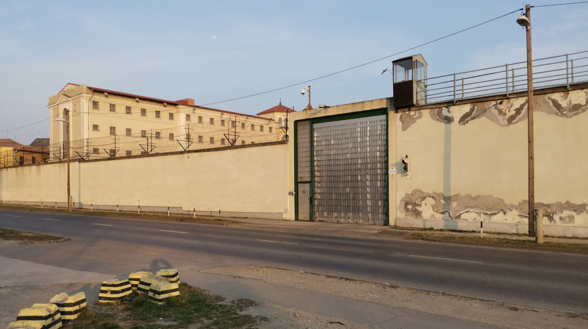 Videón, ahogy a lehető legegyszerűbb módon próbálnak telefonokat becsempészni a budapesti börtönbe: Átdobni a falon kép