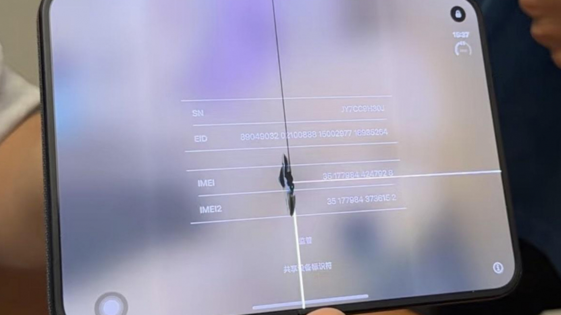 Már a megjelenés napján megrepedt néhány iPhone Duo belső kijelzője kép