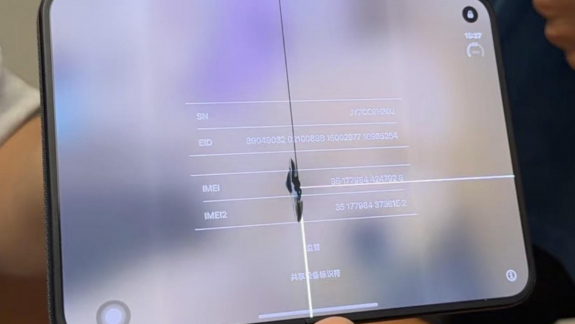 Már a megjelenés napján megrepedt néhány iPhone Duo belső kijelzője kép