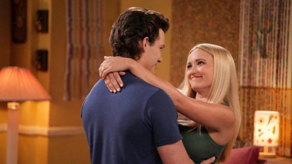 Emily Osment, Az ifjú Sheldon sztárja intimitáskoordinátort kért, mivel iszonyú kényelmetlenül érezte magát a nála 12 évvel fiatalabb Montana Jordannel közös csókjelenetekben kép