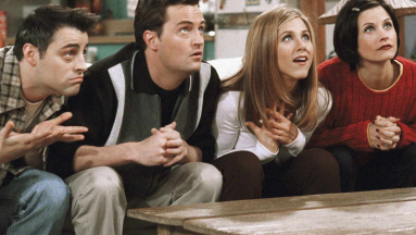 Matthew Perry temetésén az öt Jóbarát kézen fogva állt a koporsó körül, és sírt fókuszban