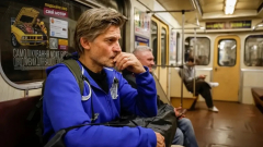 „Elég kemény éjszaka volt” - A Trónok harca sztárja a kijevi metróállomáson vészelte át az orosz légiriadót kép